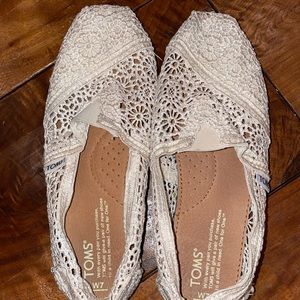 Women’s Size 7 Floral Formal Toms White Flats